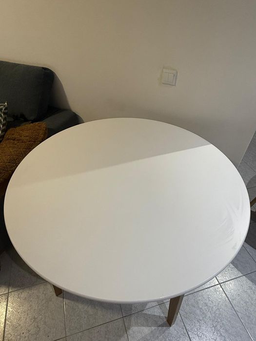 Mesa redonda branca com 4 cadeiras (Ler descrição)