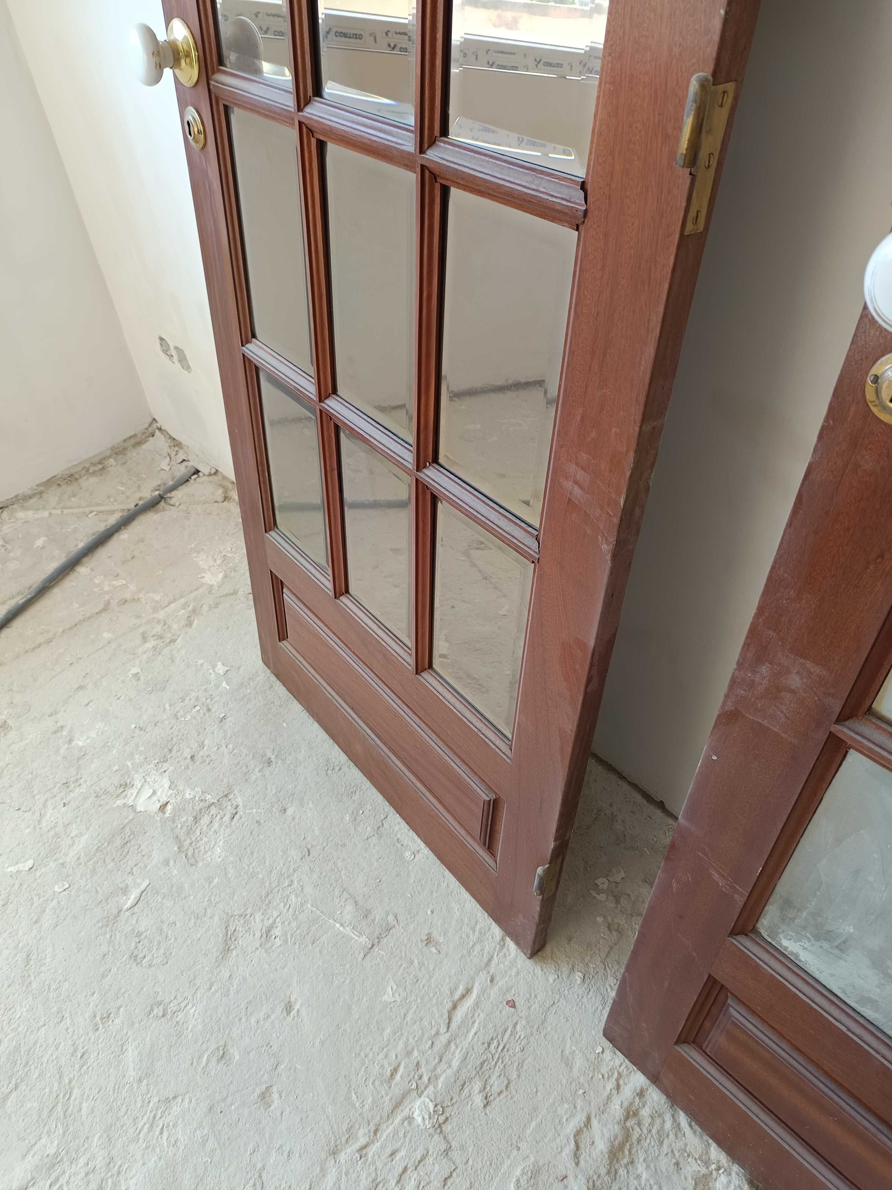 2 portas de madeira maciça com vidro