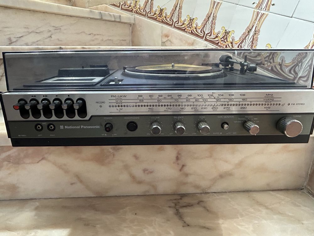 Gira discos com colunas Panasonic