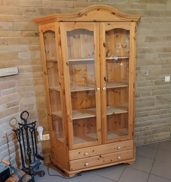 Witryna sosnowa rustykalna