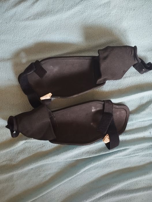 Pack de Equipamento de Futebol (Chuteiras, Luvas e Caneleiras)