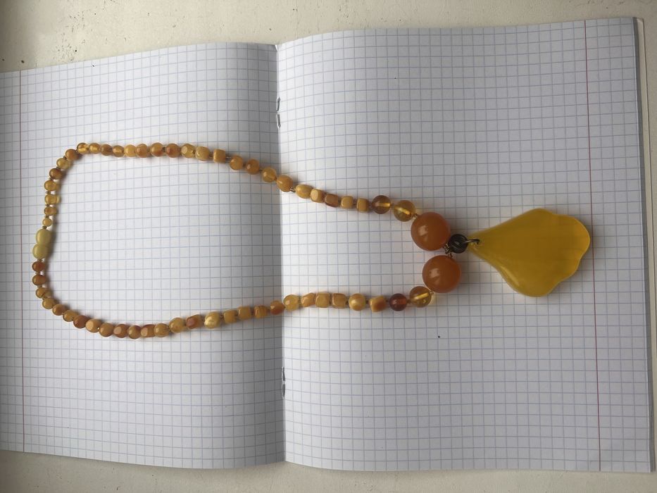 Янтарные бусы с кулоном.