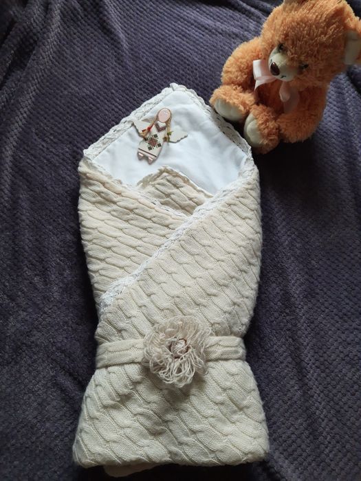 Вязаный конверт на выписку (демисезонный, с рюшами, вязанный)