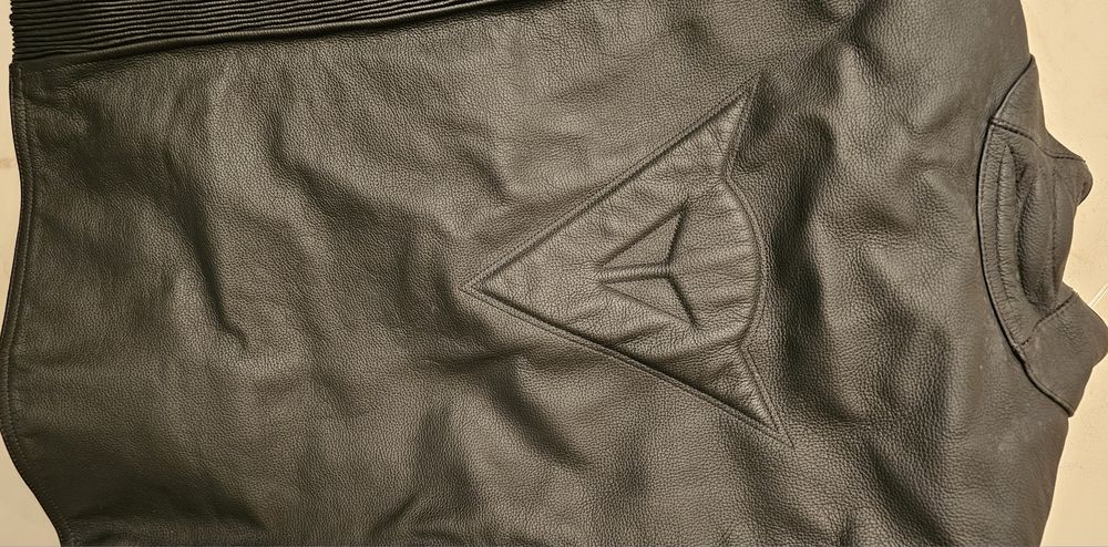 Blusao motard Daynese em pele com proteções