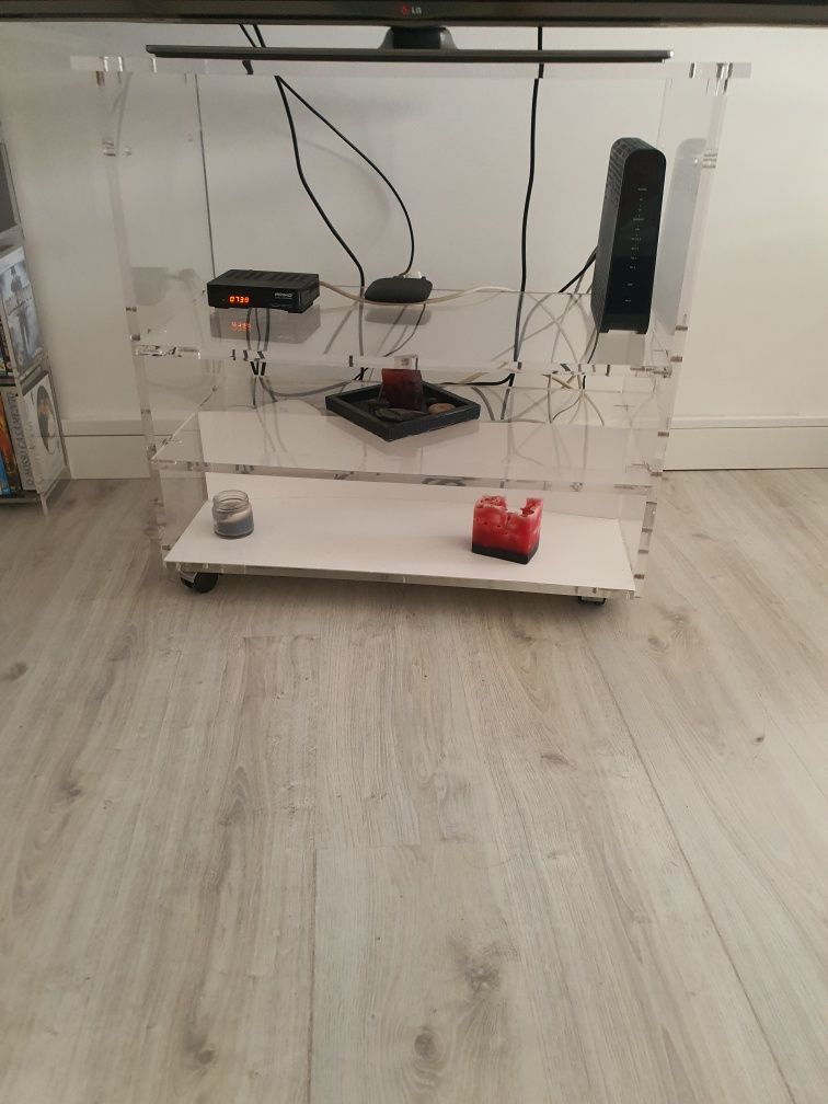 Vendo mesa de Tv em acrilico