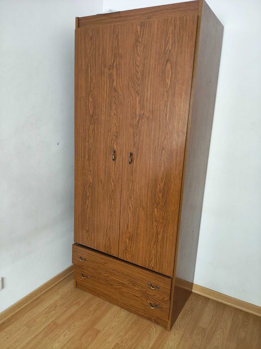 Mesas de cabeceira, camas, armários, secretária