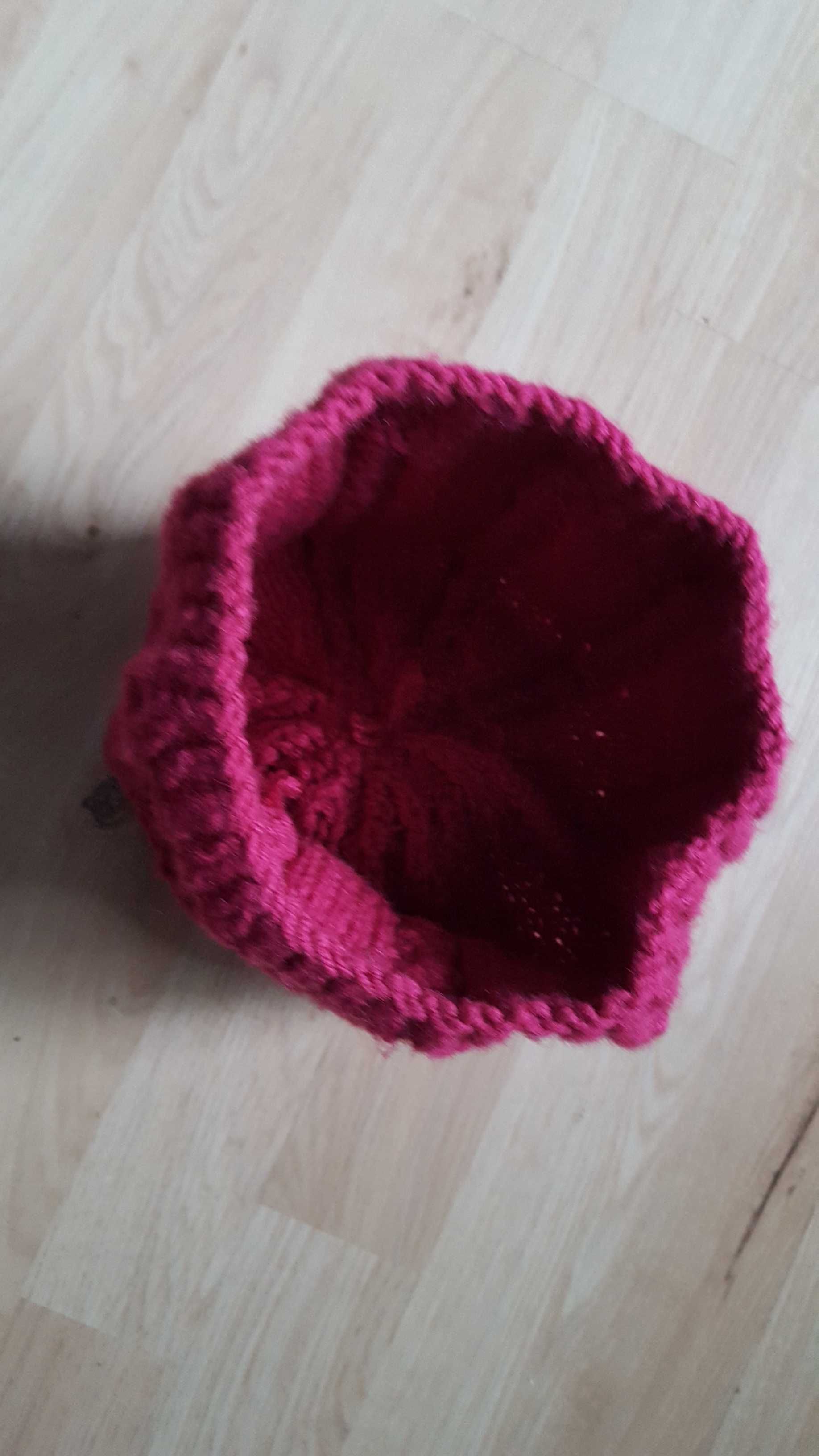 Czerwona fuksja czapka z pomponem wzór w warkocze hand made