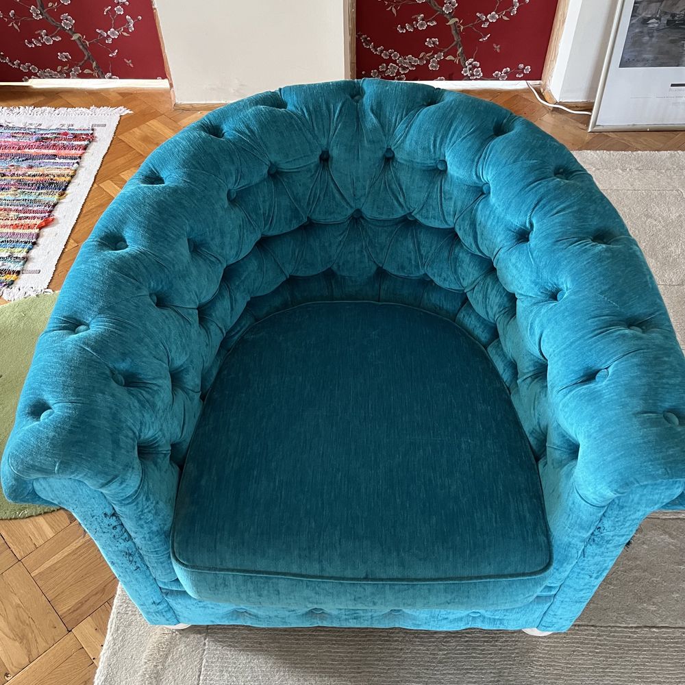 Turkusowy fotel Chesterfield