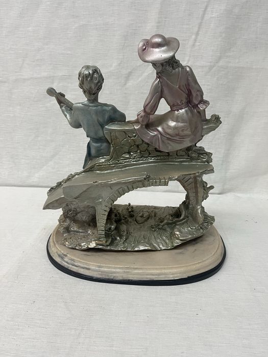 Par de namorados em serenata.