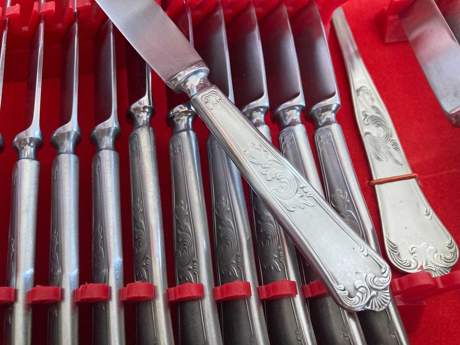 Faqueiro Antigo Miguel Guimarães 18-10 em caixa 131 peças