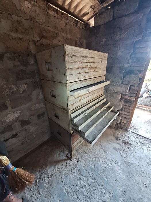 Металевий стелаж