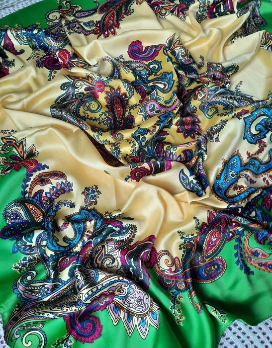 Bona Ventu Jedwab Ideał wzory paisley zielona apaszka chustka jedwabna