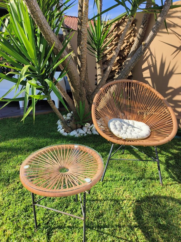 Conjunto mesa e duas cadeiras