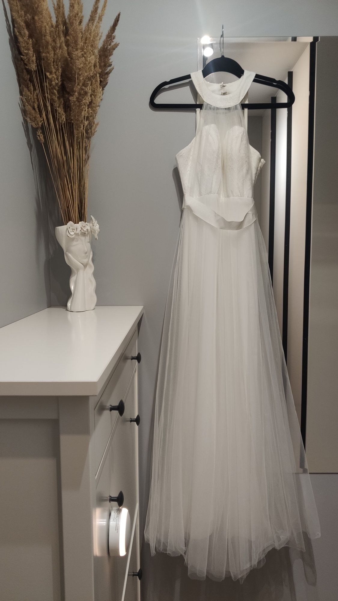 Biała, delikatna suknia ślubna. Ślub, poprawiny, z usztywnieniami