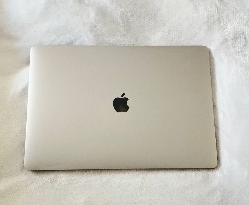 MacBook Pro 2017 - 15" Retina (i7, 16GB RAM, 256GB SSD)
