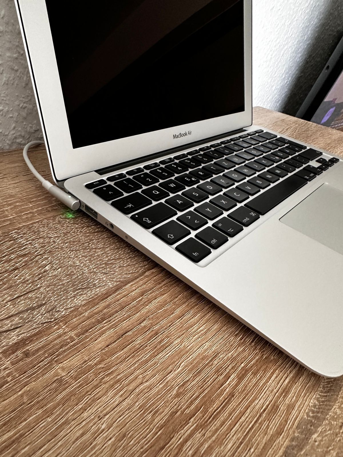 iPhone MacBook Air нетбук ноутбук