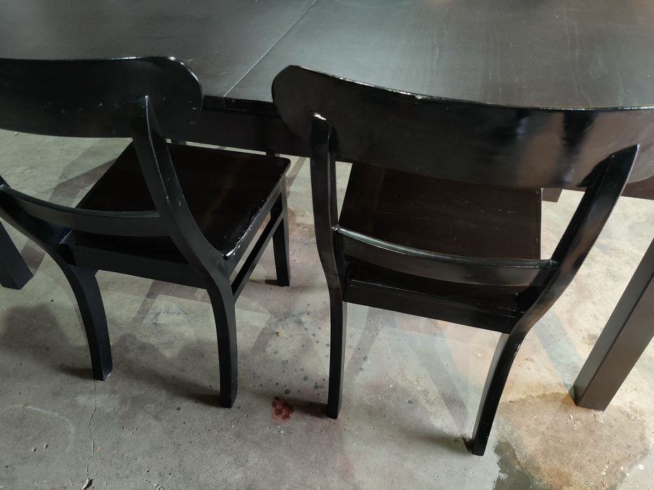 Duży rozkłady stół z krzesłami