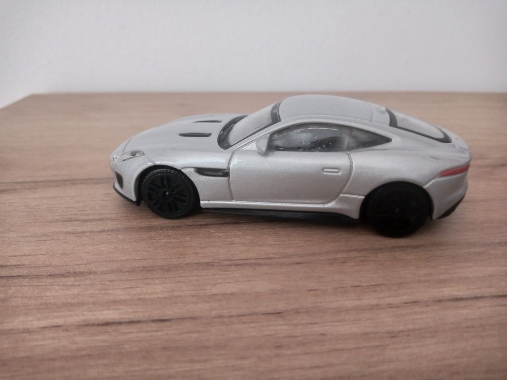 Bburago jaguar f type R dynamic w skali 1/43