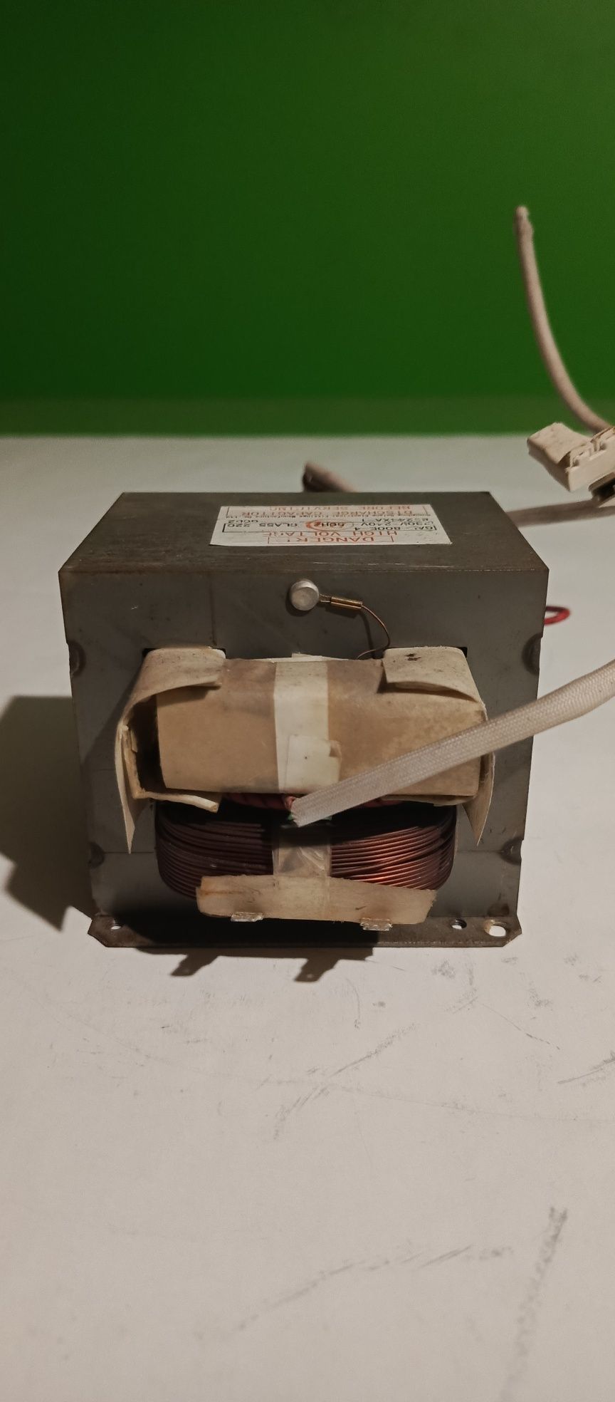 Transformator z mikrofalówki na zgrzewarkę punktową lub elektromagnes.