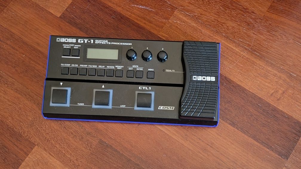Pedaleira de guitarra boss GT1 com pouco uso