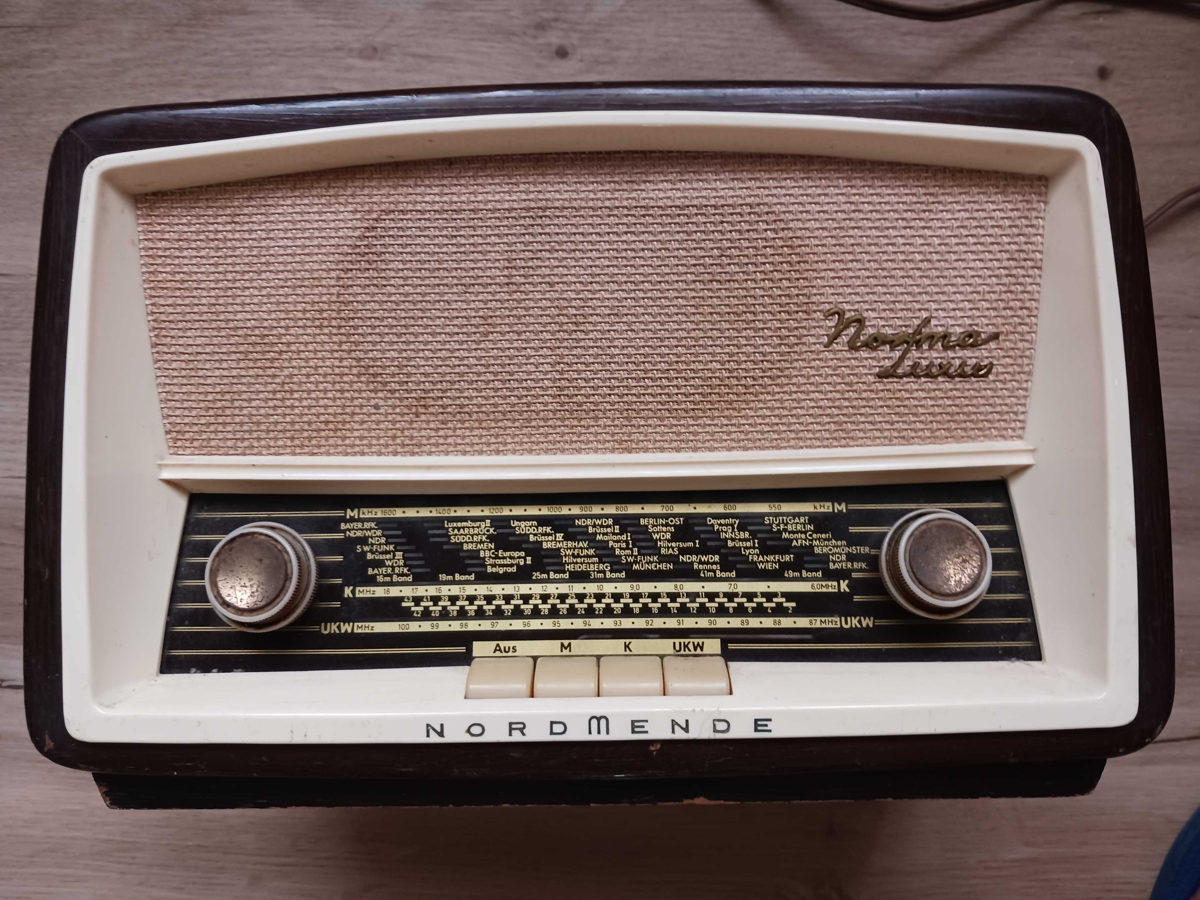 Rádio antigo a válvulas