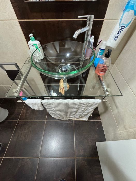 Lavatório em vidro com torneira