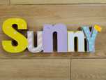 uszkodzony_Sunny stojący napis ze sklejki kolorowy Wymiary 29x10,5x2cm