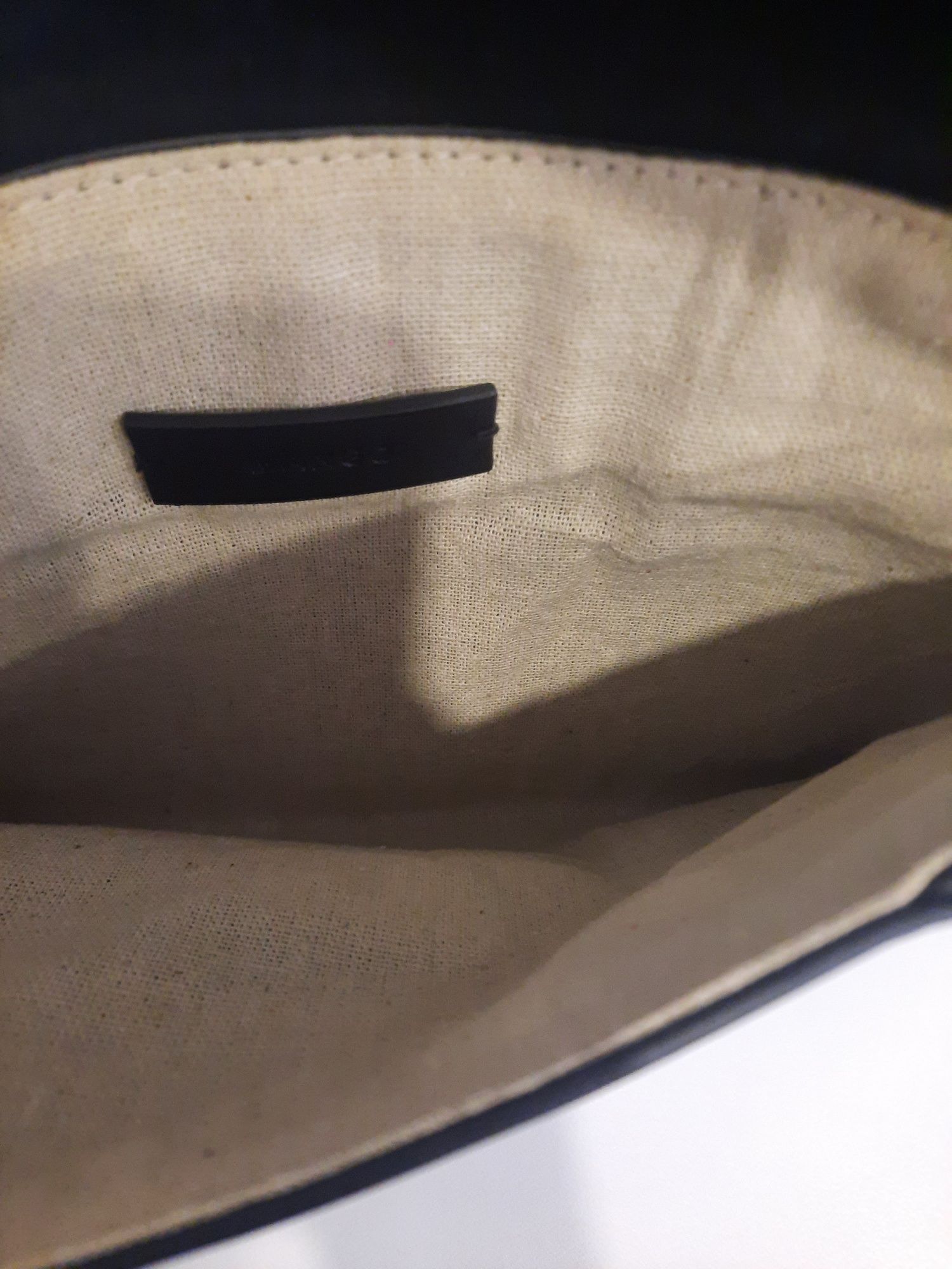 Clutch preta tipo envelope da Mango