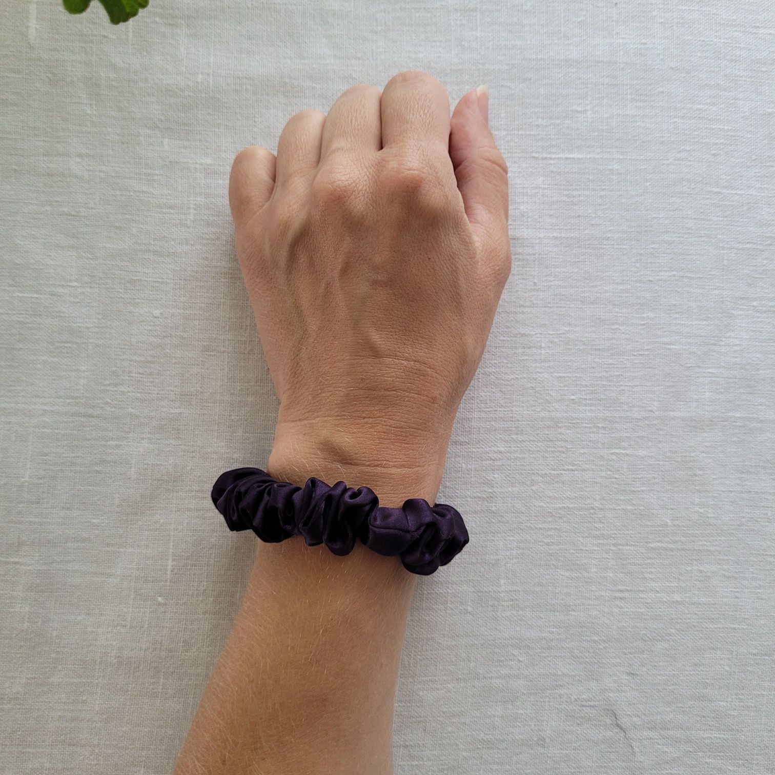 Wąska fioletowa jedwabna gumka do włosów scrunchie/owijka