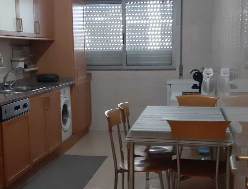 Alugo quarto em Braga a menina estudante