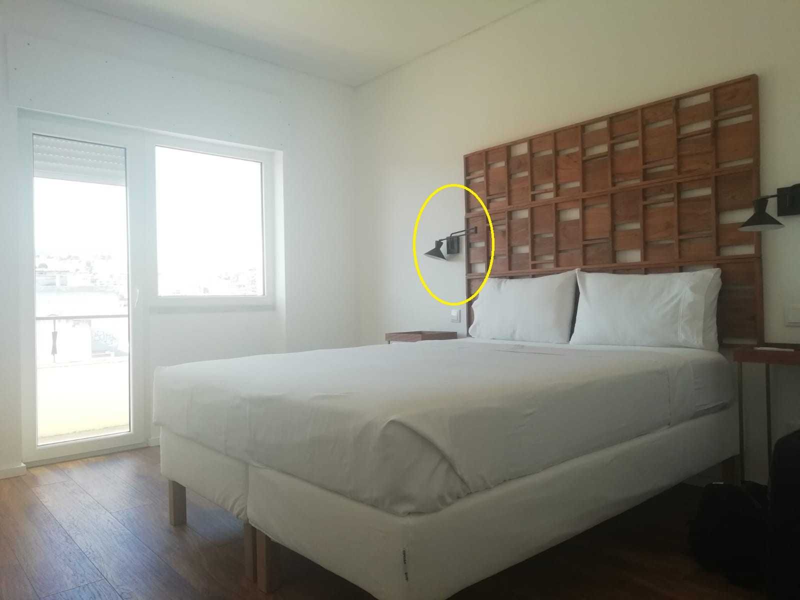 Vendo poltrona, mesa de café e candeeiros – pack económico