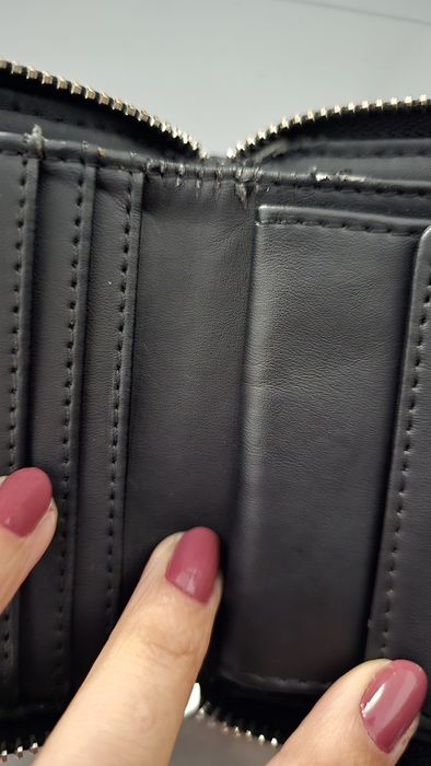 Carteira Guess com pequeno sinal uso no interior