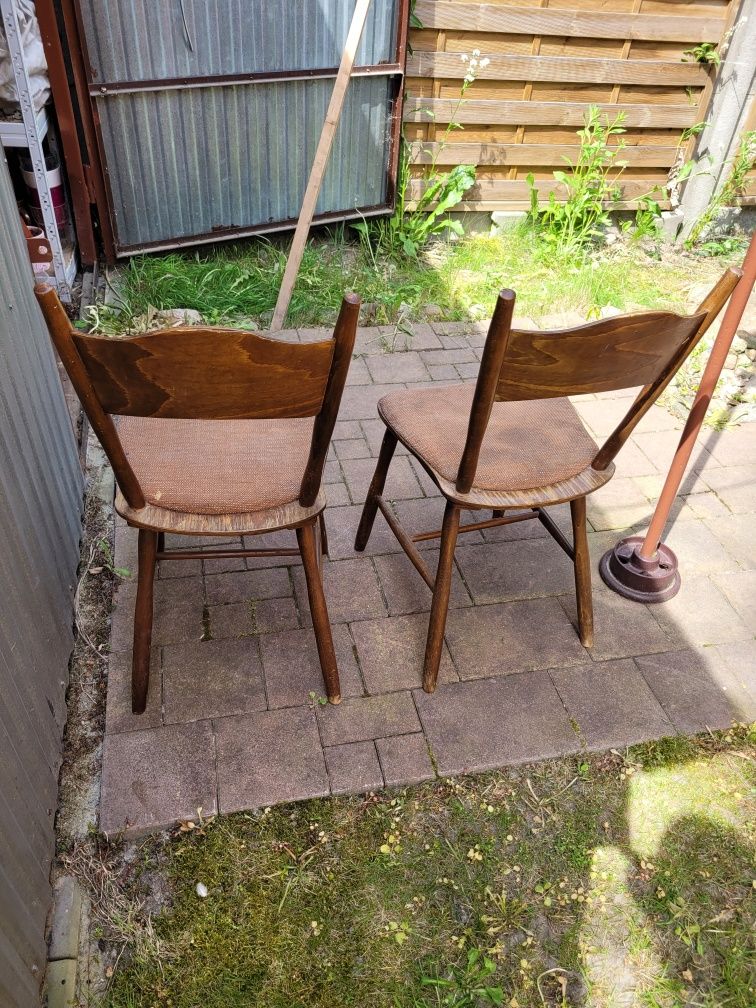 Krzesła drewniane z czasów PRL