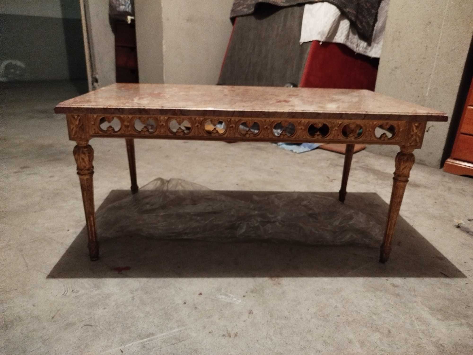 Mesa de centro dourada