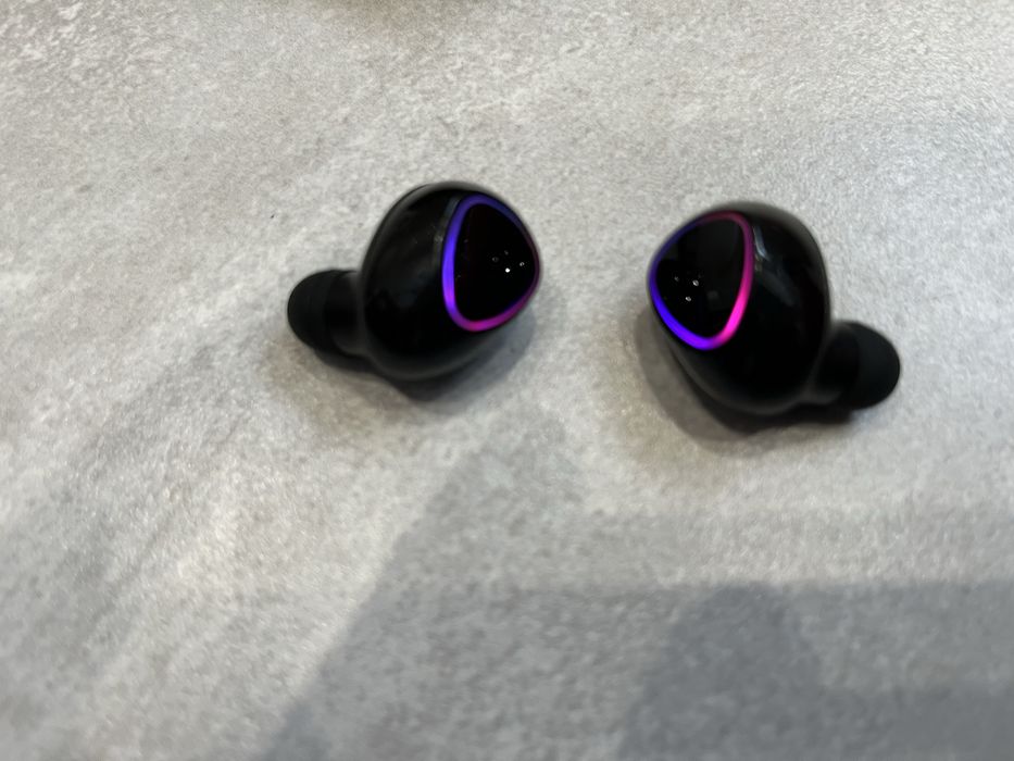 Słuchawki bezprzewodowe bluetooth douszne ze stacją ładującą kolorowe