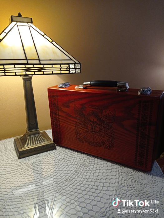 Подарункова валіза на Різдво