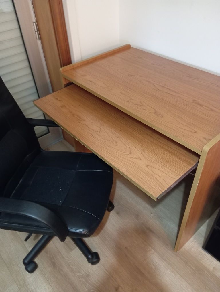 Secretaria com cadeira