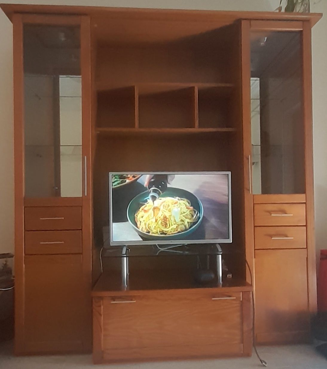 Móvel de Sala em Madeira com Estantes e Espaço TV