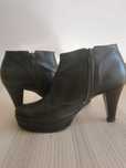 Botins castanhos em pele