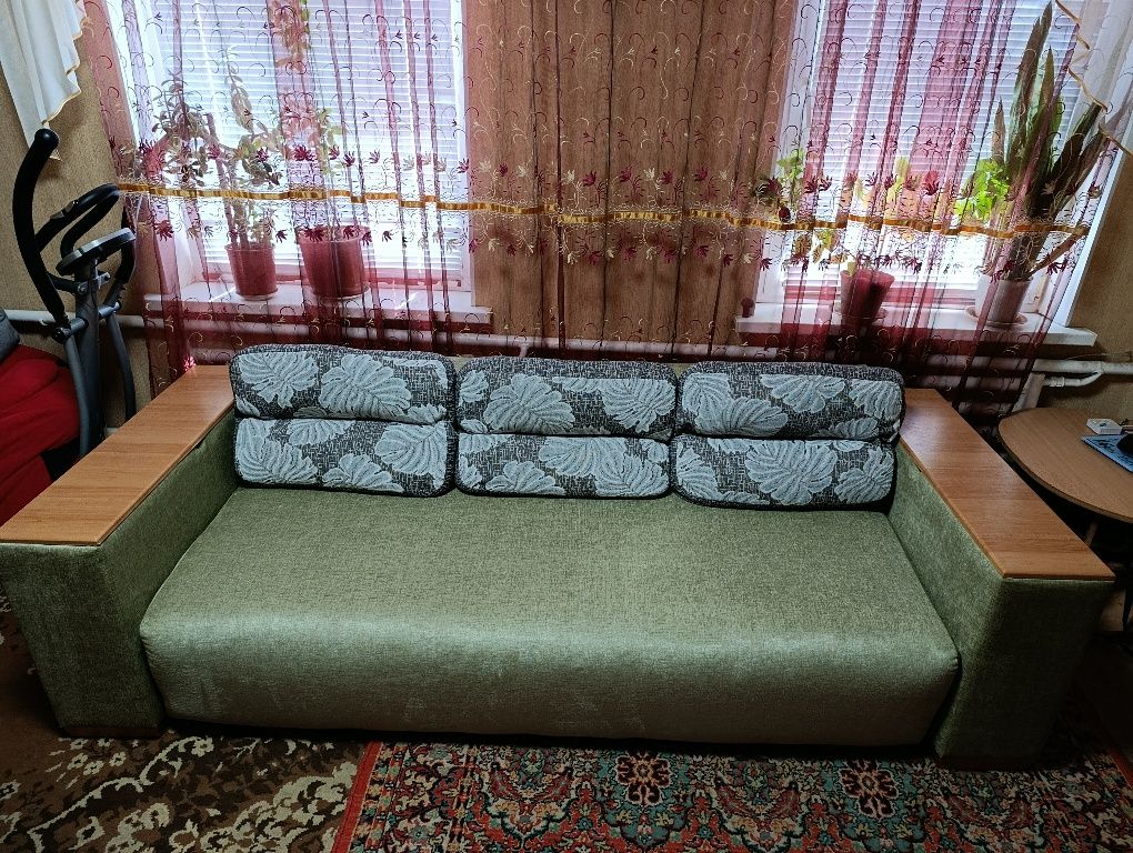Продам большой диван еврокнижка