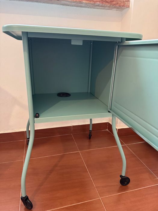 Mesa cabeceira metalica