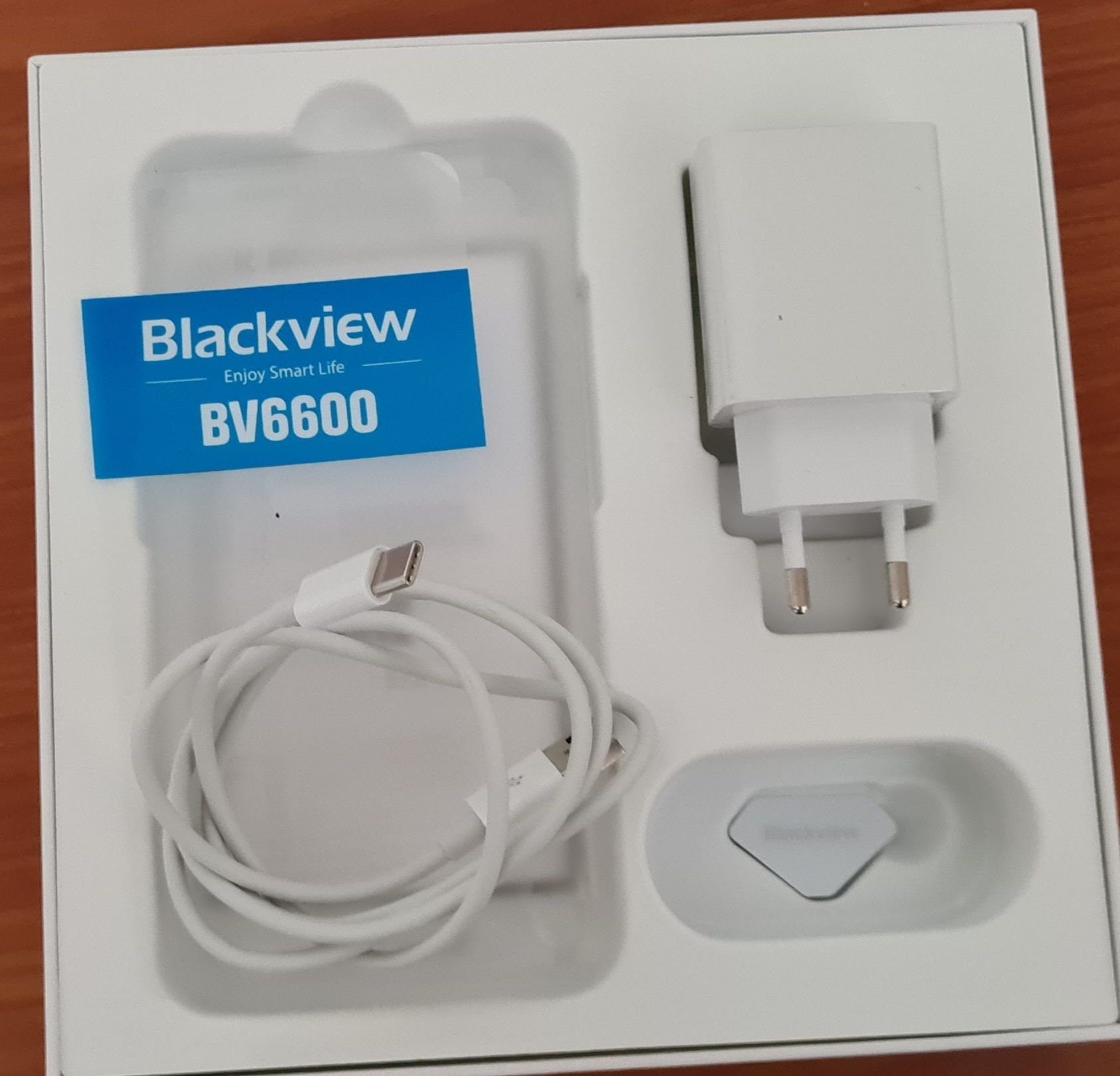 Telemóvel BlackView BV6600 em caixa à prova de água, quedas e choque.