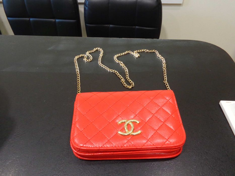 Женская сумочка с цепочкой