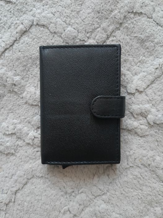 Mały portfel z wysuwanym miejscem na kartę płatniczą