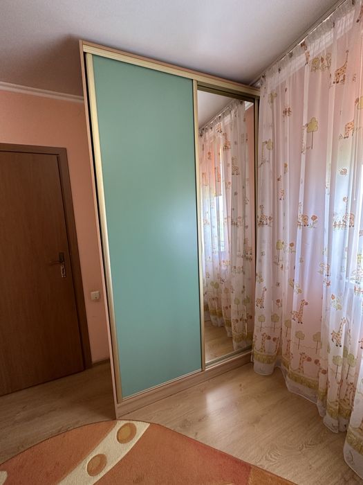 Меблі для спальні або дитячої кімнати.