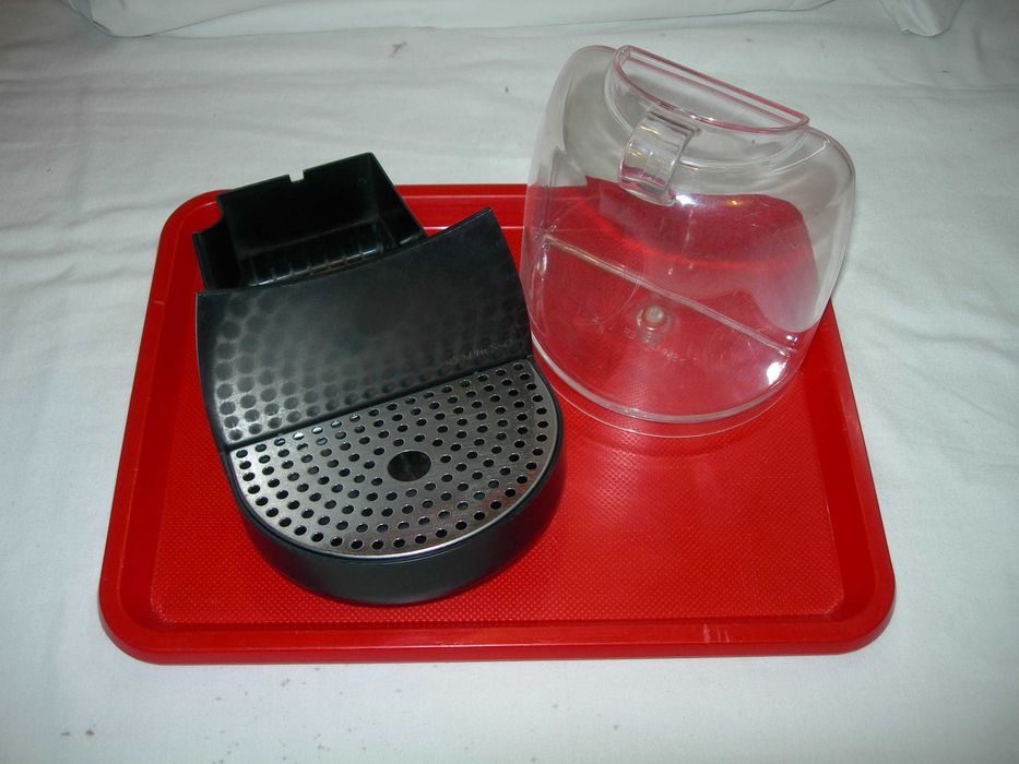 Nespresso.  Apara capsulas e deposito da maquina.