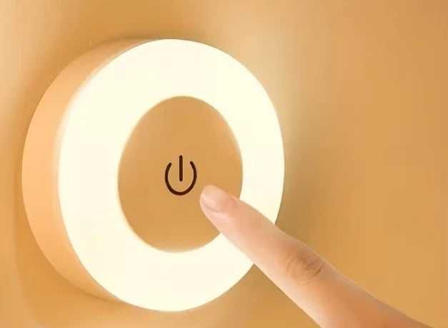 Lampka nocna dotykowa przyklejana na ścianę