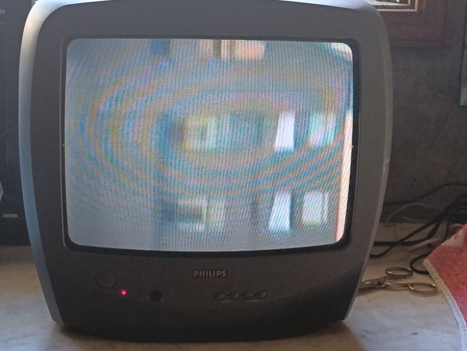 TV a cores  de 37 cm a funcionar bem.