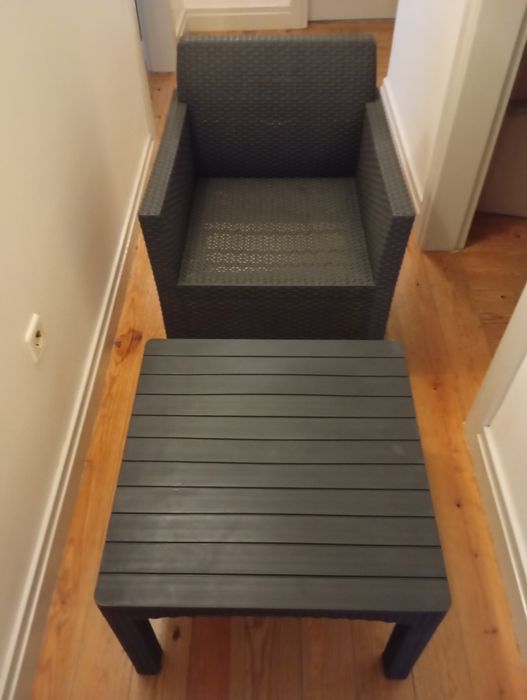 Vendo uma mesinha com uma cadeira