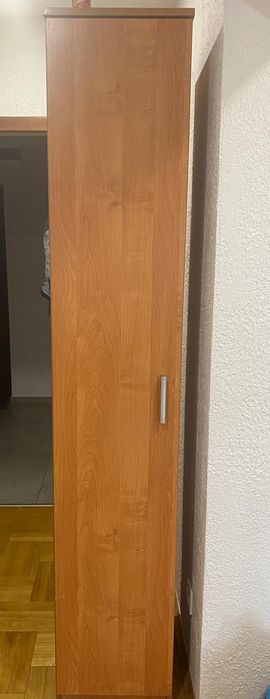 Szafa w idealnym stanie wykonana przez stolarza .